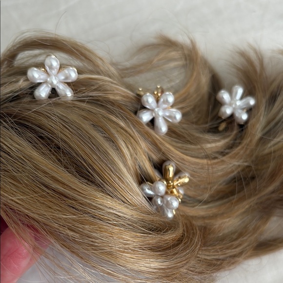 Accessories - ❤️3/$15❤️ Elegant Pearl Flower mini Hair Claw Clips, set of 4